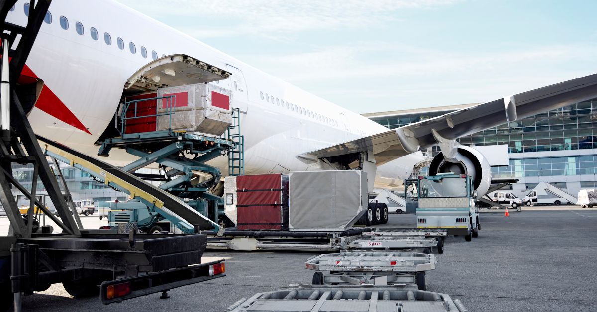 Loading-Cargo-in-Airlines-Container